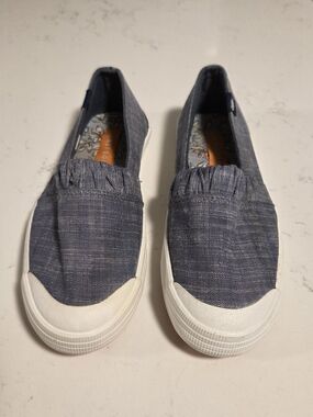 Rocket Dog Blue Chambray Slip-On Sneaker. Size 6